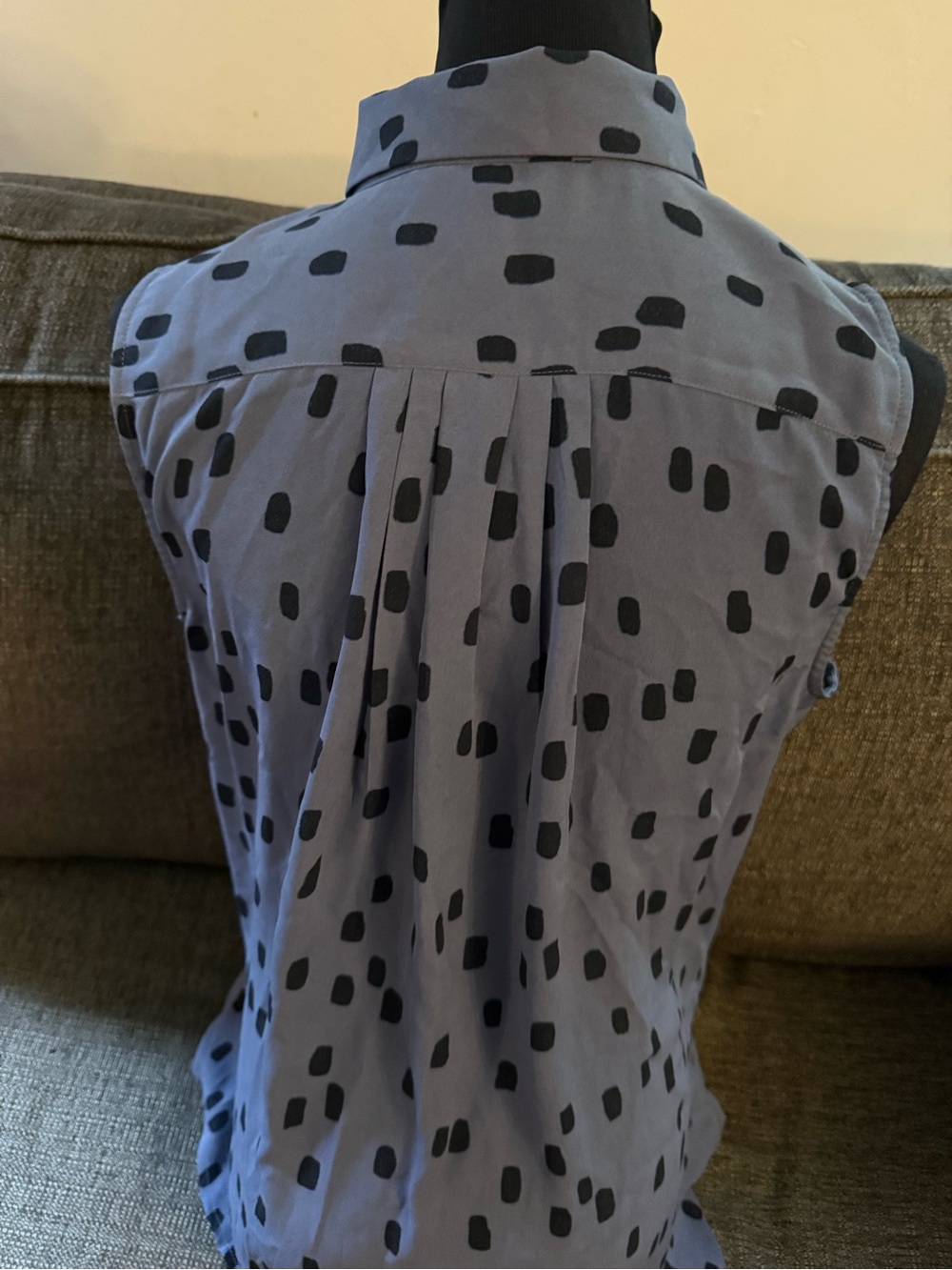 Banana Republic Sleeveless Button-Down pleated Top blue with Black Spot Print - Picture 2 of 3